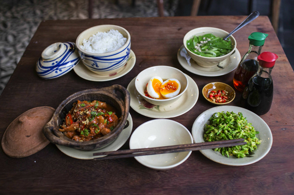 Bữa cơm trưa ấm cúng, ngon miệng với canh cải thịt bằm, rau luộc chấm nước mắm trứng dằm, thịt nạc kho tộ...