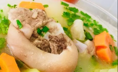 Canh giò heo hầm củ quả